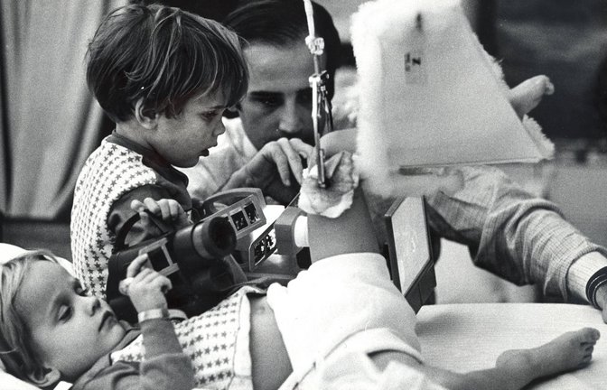 Joe Biden im Jahr 1972 am Krankenhausbett seiner Söhne Beau und Hunter (vorn).<span class='image-autor'>Foto: IMAGO/USA TODAY Network/IMAGO/File Photo</span>