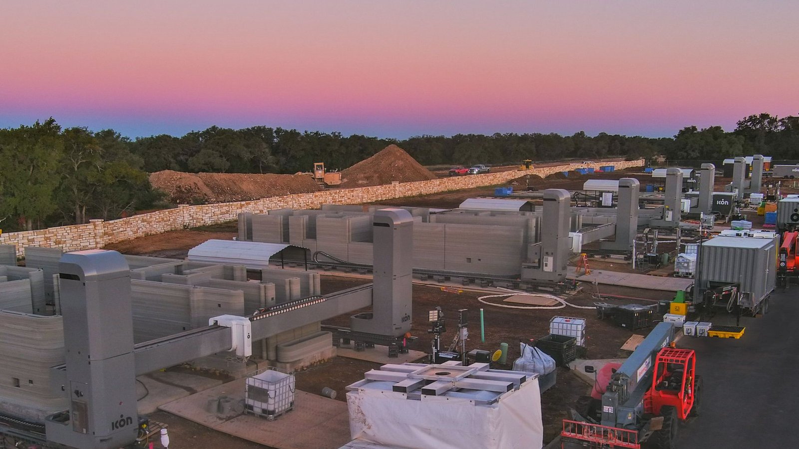 Mehrere 3D-Drucker bei der Arbeit. Nun gehen die Gebäude im texanischen Georgetown in den Verkauf. Weitere Bilder von der Baustelle sowie das erste 3D-gedruckte Haus in Deutschland zeigt die Fotostrecke.Foto: privat/Icon