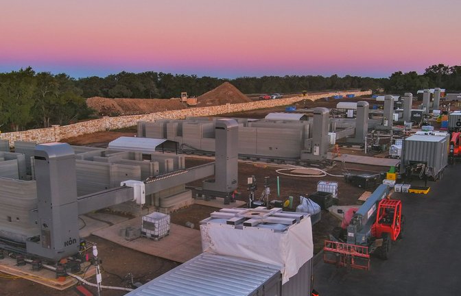Mehrere 3D-Drucker bei der Arbeit. Nun gehen die Gebäude im texanischen Georgetown in den Verkauf. Weitere Bilder von der Baustelle sowie das erste 3D-gedruckte Haus in Deutschland zeigt die Fotostrecke.<span class='image-autor'>Foto: privat/Icon</span>