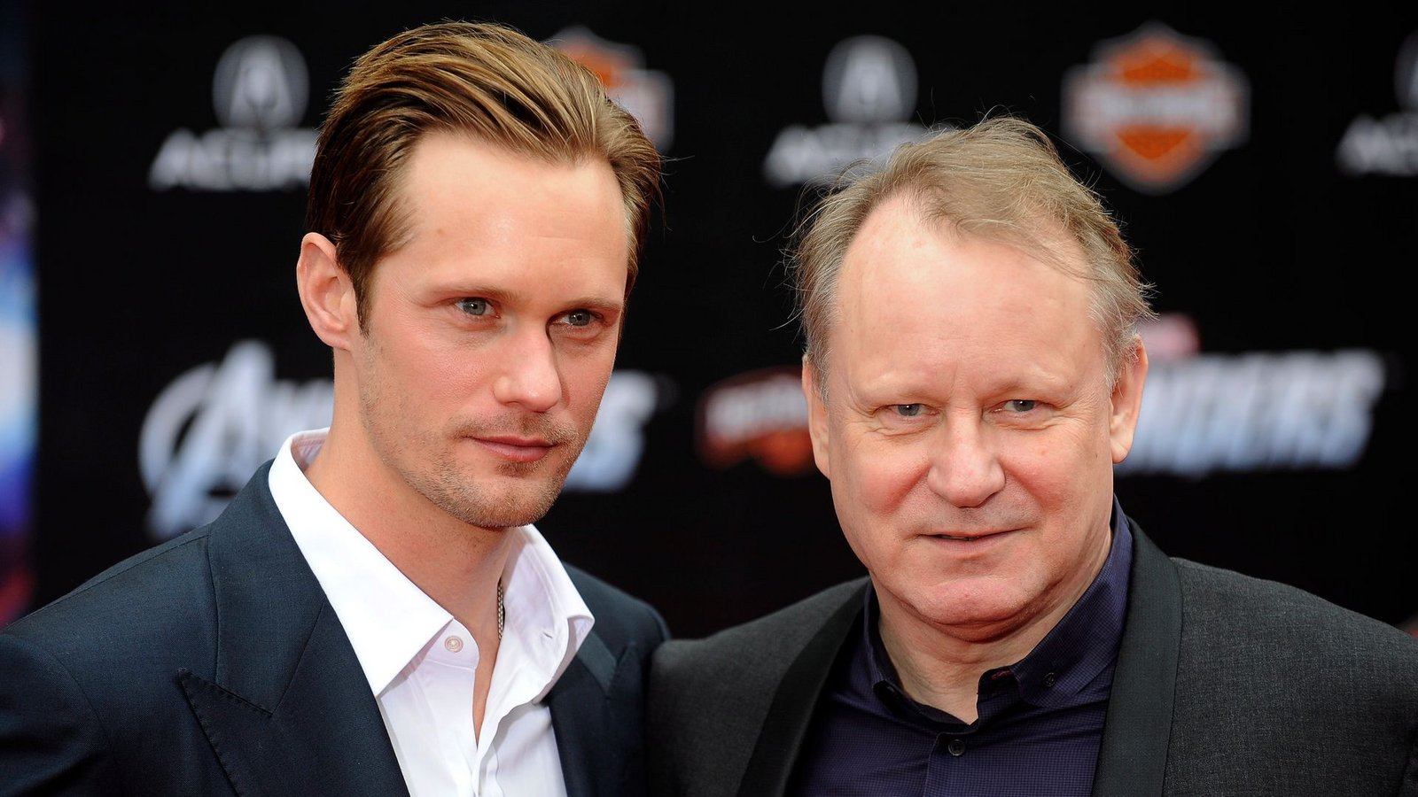 Alexander Skarsgård (links) ist wie mehrere seiner Brüder in die Fußstapfen von Vater Stellan (rechts) getreten. (Archivbild)Foto: picture alliance / dpa