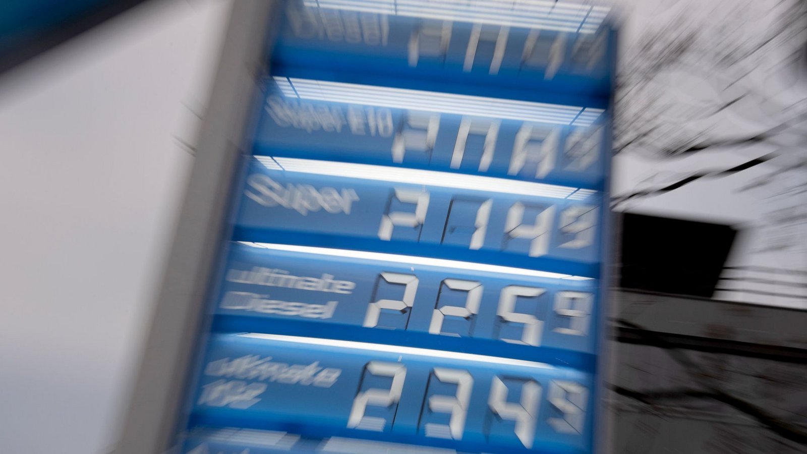 Unter zwei Euro ist der Kraftstoff an den meisten Autobahnraststätten schon lange nicht mehr zu haben.Foto: dpa/Paul Zinken Unter zwei Euro ist der Kraftstoff an den meisten Autobahnraststätten schon lange nicht mehr zu haben.Foto: dpa/Paul Zinken