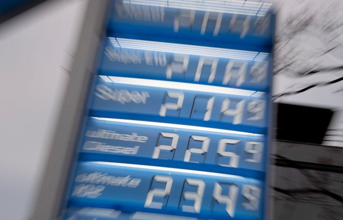 Unter zwei Euro ist der Kraftstoff an den meisten Autobahnraststätten schon lange nicht mehr zu haben.<span class='image-autor'>Foto: dpa/Paul Zinken</span>