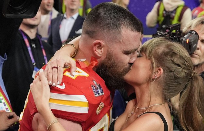 Superstars unter sich: Travis Kelce und Taylor Swift beim Super-Bowl-Sieg der Kansas City Chiefs in 2024<span class='image-autor'>Foto: dpa/John Locher</span>