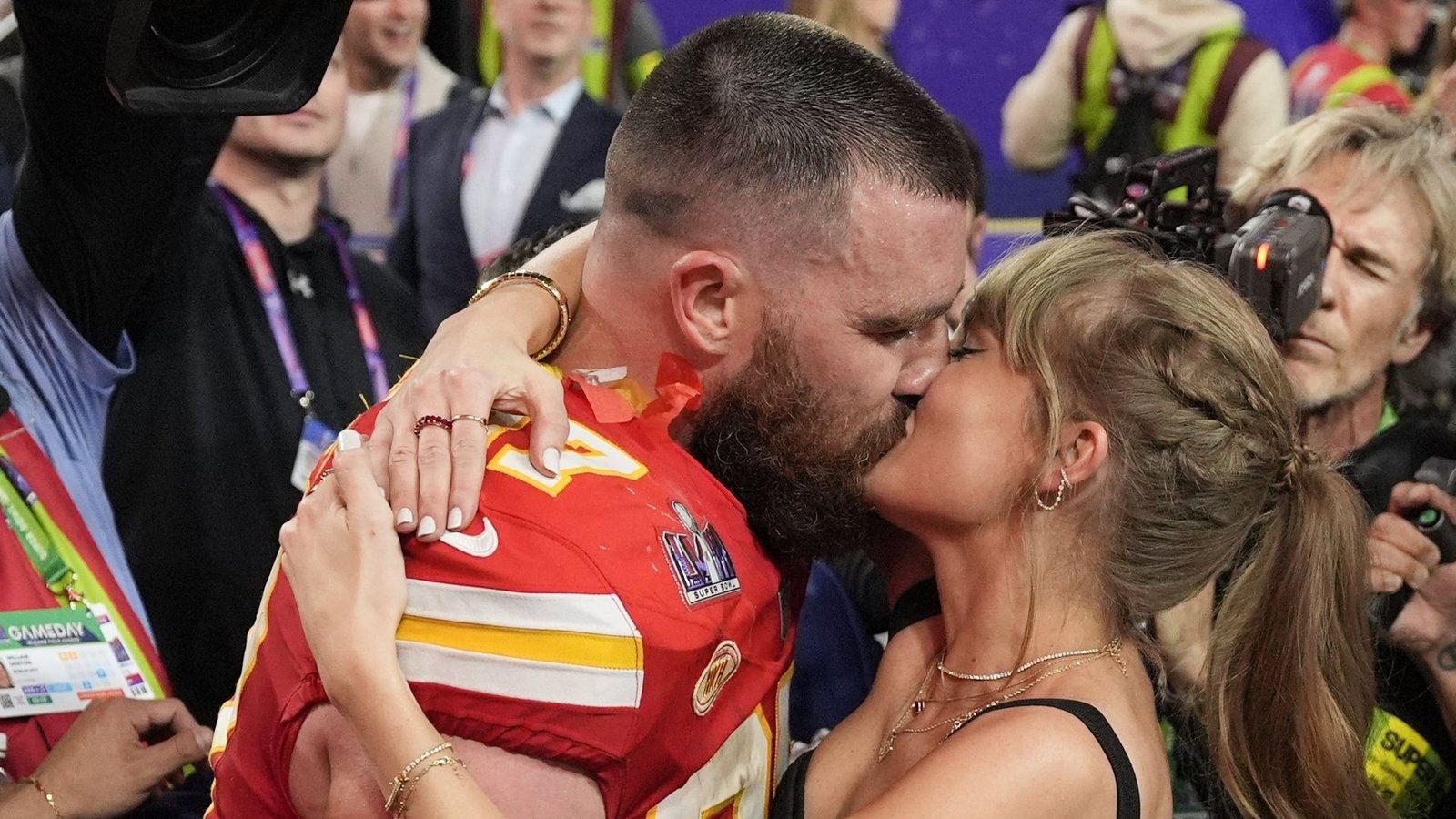 Superstars unter sich: Travis Kelce und Taylor Swift beim Super-Bowl-Sieg der Kansas City Chiefs in 2024Foto: dpa/John Locher