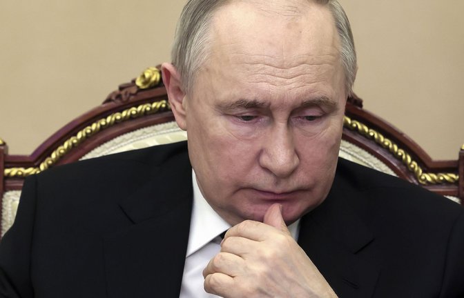 Wladimir Putin, Präsident von Russland, leitet eine Sitzung, in der Maßnahmen in Reaktion auf die Terroranschläge in der Crocus City Hall besprochen werden (Archivfoto).<span class='image-autor'>Foto: dpa/Mikhail Metzel</span>