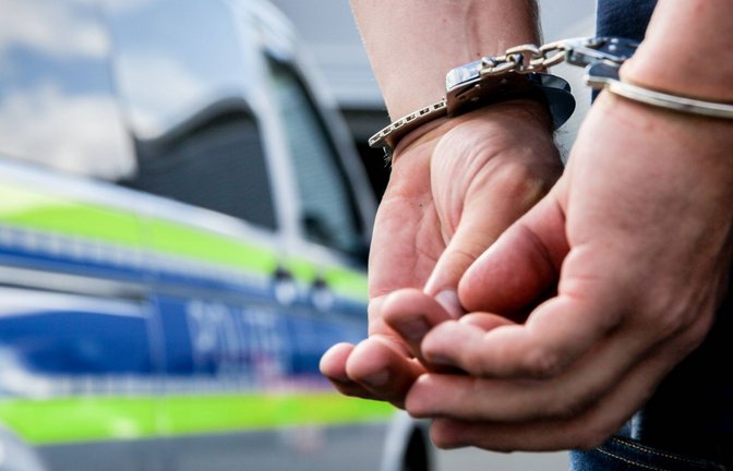 Wegen mutmaßlichem Drogenhandels hat die Polizei in Bruchsal einen 49-Jährigen festgenommen (Symbolfoto).<span class='image-autor'>Foto: IMAGO/Fotostand</span>