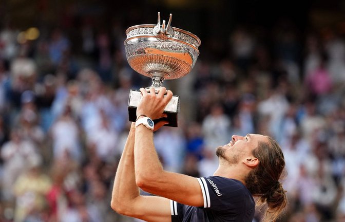 Zverev hat es geschafft – und hält den Pokal in den Händen.<span class='image-autor'>Foto: AFP/DIMITAR DILKOFF</span>