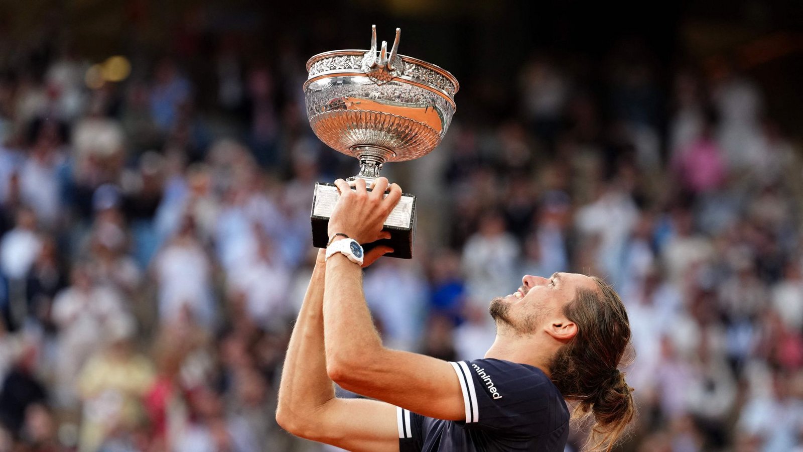 Zverev hat es geschafft – und hält den Pokal in den Händen.Foto: AFP/DIMITAR DILKOFF Zverev hat es geschafft – und hält den Pokal in den Händen.Foto: AFP/DIMITAR DILKOFF