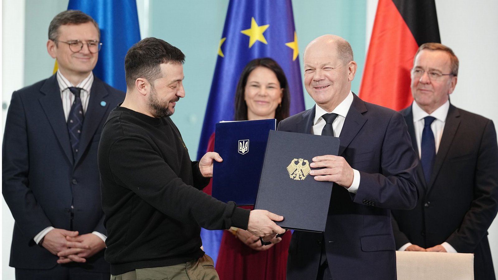 Bundeskanzler Olaf Scholz (SPD, r) und Wolodymyr Selenskyj, Präsident der Ukraine, unterzeichnen im Bundeskanzleramt ein langfristiges Sicherheitsabkommen beider Länder.Foto: dpa/Kay Nietfeld Bundeskanzler Olaf Scholz (SPD, r) und Wolodymyr Selenskyj, Präsident der Ukraine, unterzeichnen im Bundeskanzleramt ein langfristiges Sicherheitsabkommen beider Länder.Foto: dpa/Kay Nietfeld