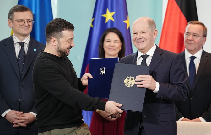 Bundeskanzler Olaf Scholz (SPD, r) und Wolodymyr Selenskyj, Präsident der Ukraine, unterzeichnen im Bundeskanzleramt ein langfristiges Sicherheitsabkommen beider Länder.<span class='image-autor'>Foto: dpa/Kay Nietfeld</span>