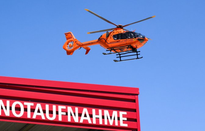 Ein Rettungshubschrauber brachte die Fünfjährige am Sonntag in eine Klinik. (Symbolfoto)<span class='image-autor'>Foto: dpa/Julian Stratenschulte</span>