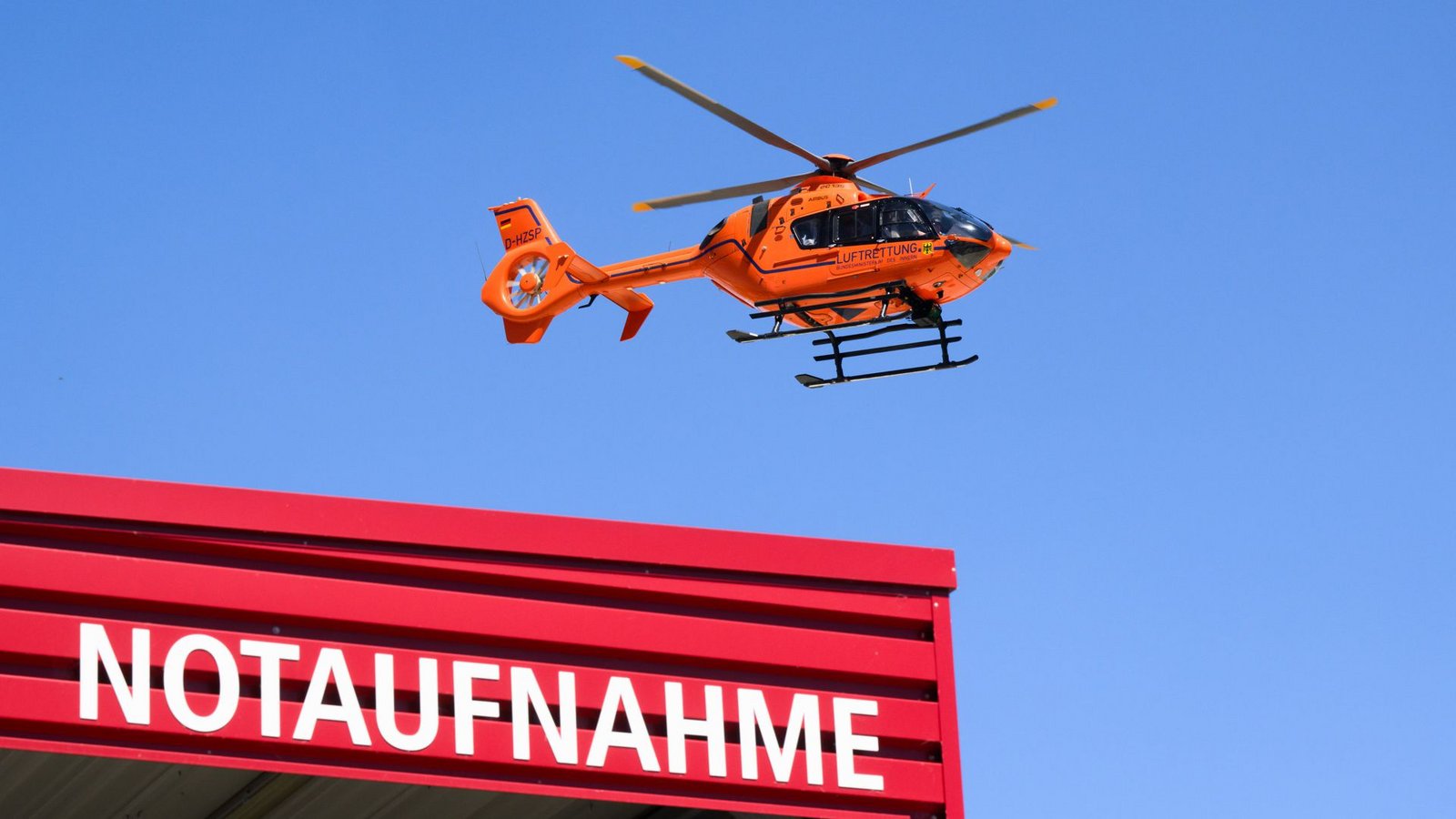 Ein Rettungshubschrauber brachte die Fünfjährige am Sonntag in eine Klinik. (Symbolfoto)Foto: dpa/Julian Stratenschulte