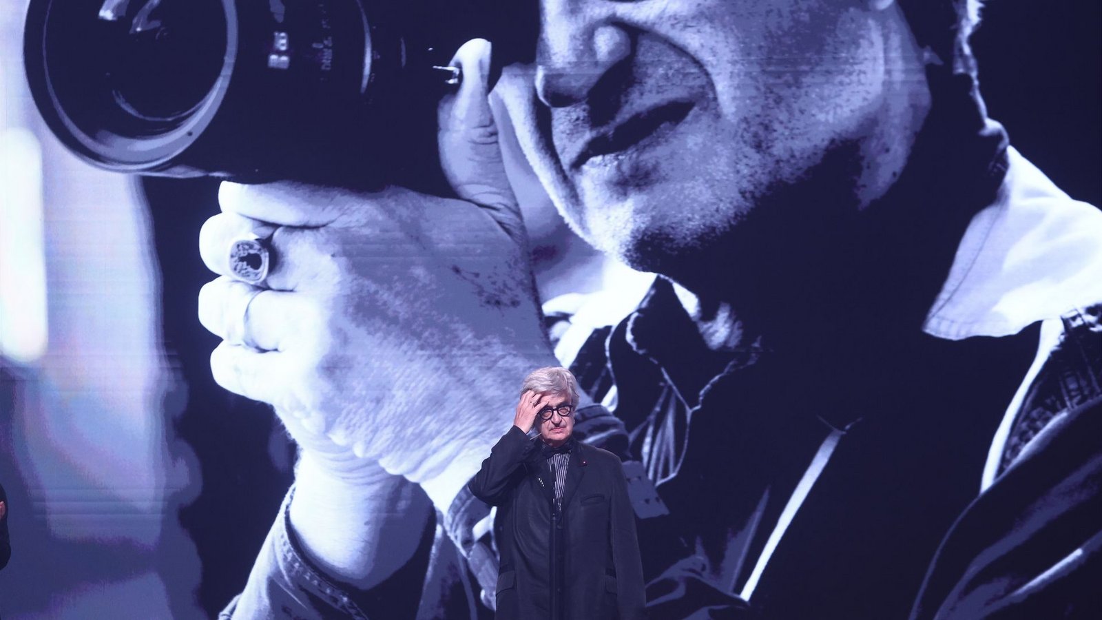 Wim Wenders wurde mit einem Ehrenpreis ausgezeichnet.Foto: Christoph Soeder/dpa