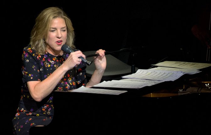 Diana Krall bei einem Konzert in Stuttgart im Jahr 2017.<span class='image-autor'>Foto: Lichtgut/Oliver Willikonsky</span>