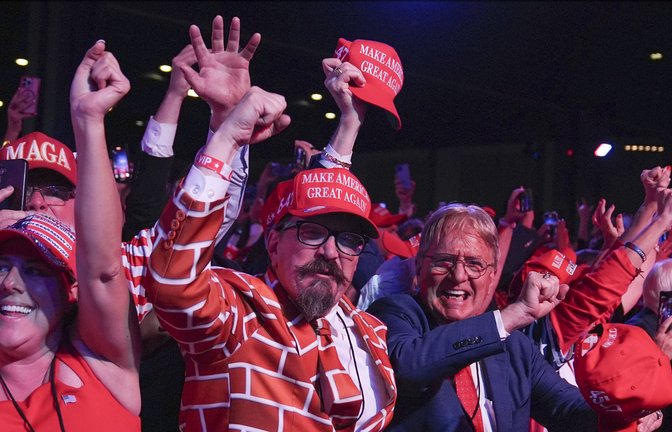 Trump-Anhänger feiern  den Wahlsieg Donald Trumps in West Palm Beach, Florida.<span class='image-autor'>Foto: dpa/Evan Vucci</span>