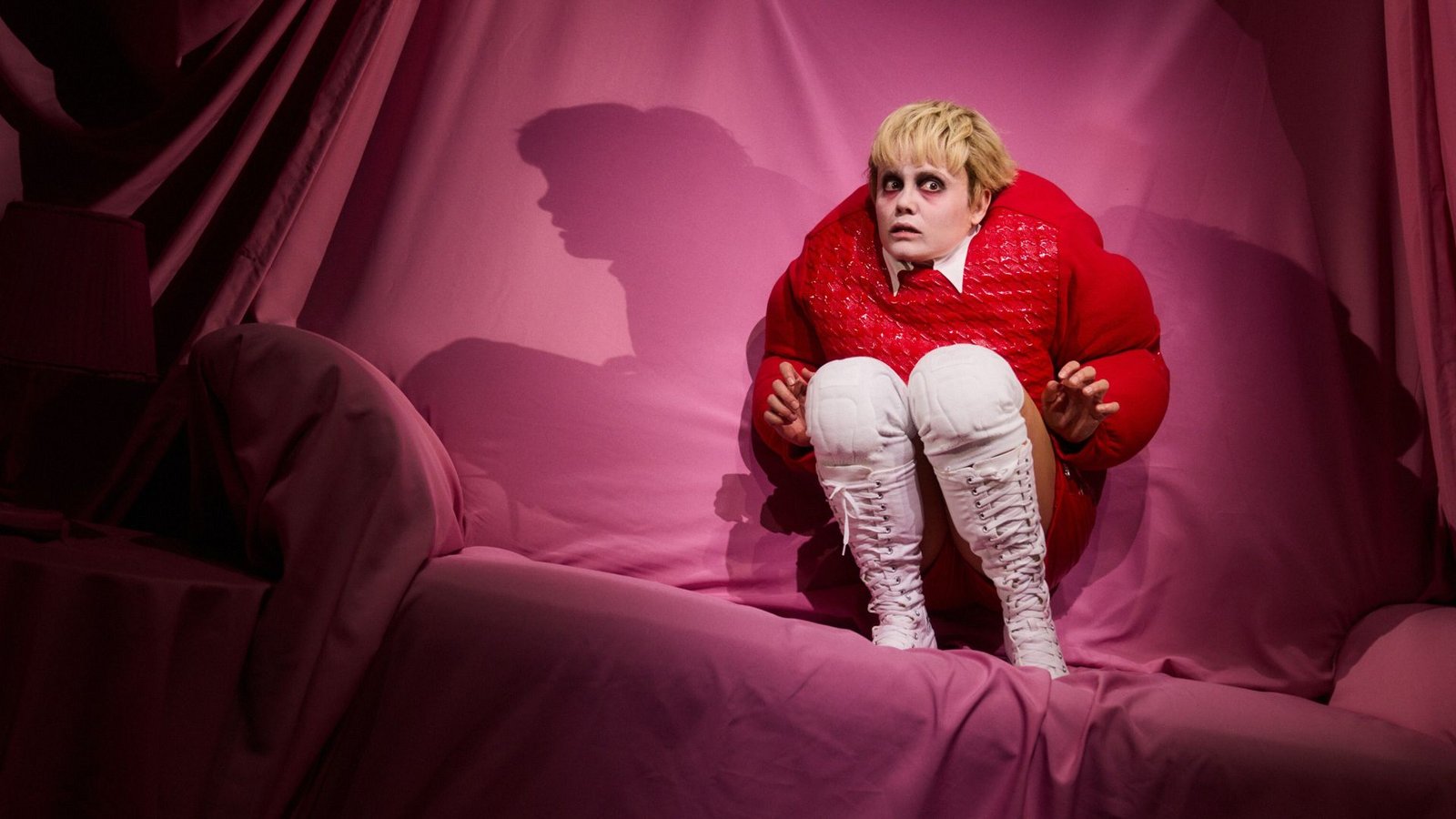 Der Schatten des Wahns will nicht weichen: Paulina Albers als Thomas Melle in der Stuttgarter Bühnenadaption von „Die Welt im Rücken“.Foto: Julian Baumann