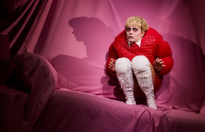 Der Schatten des Wahns will nicht weichen: Paulina Albers als Thomas Melle in der Stuttgarter Bühnenadaption von „Die Welt im Rücken“.<span class='image-autor'>Foto: Julian Baumann</span>