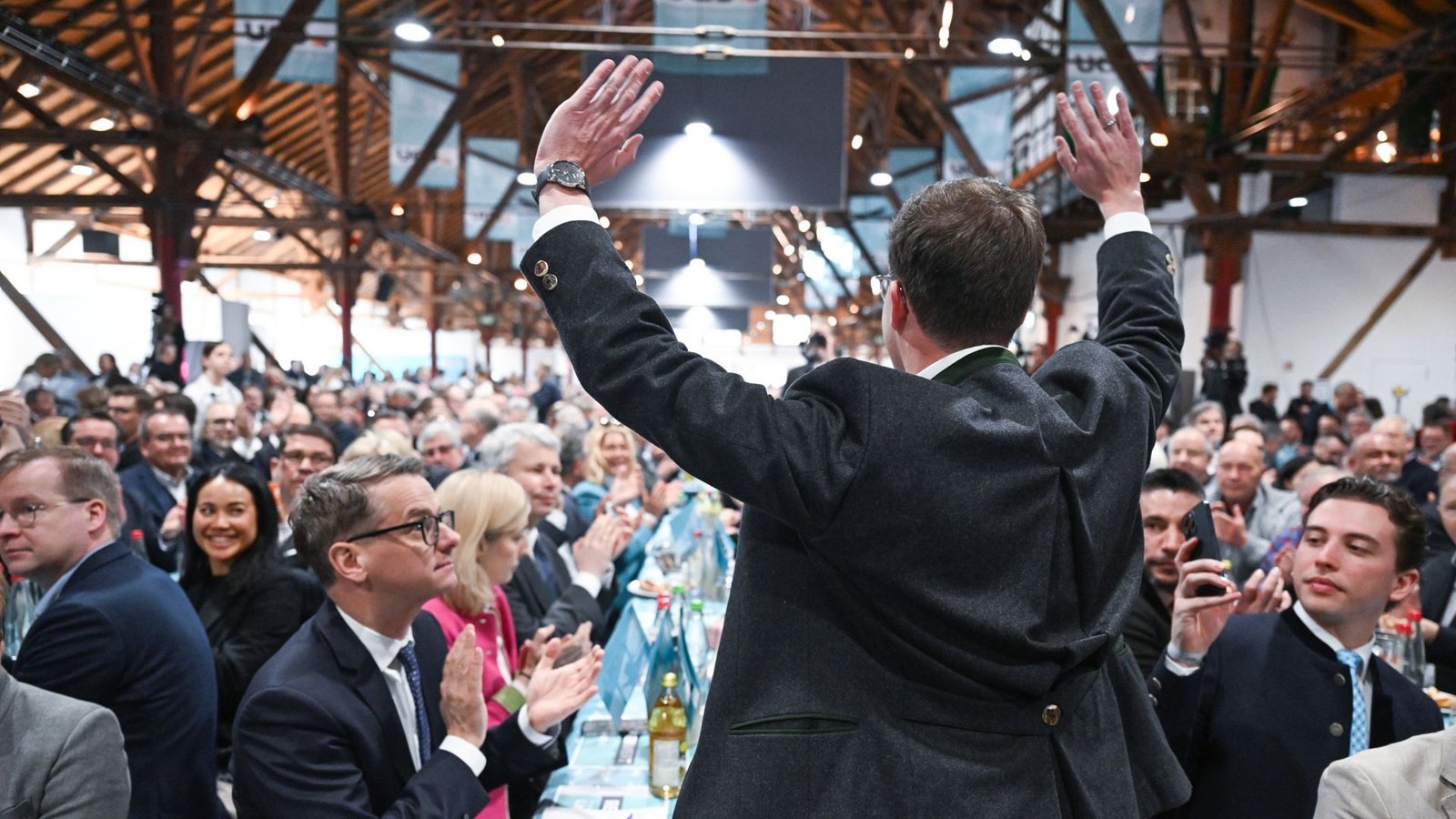 Gern gibt er sich Volksnah. Hier beim politischen Aschermittwoch der CDU in Fellbach.Foto: dpa/Bernd Weißbrod Gern gibt er sich Volksnah. Hier beim politischen Aschermittwoch der CDU in Fellbach.Foto: dpa/Bernd Weißbrod
