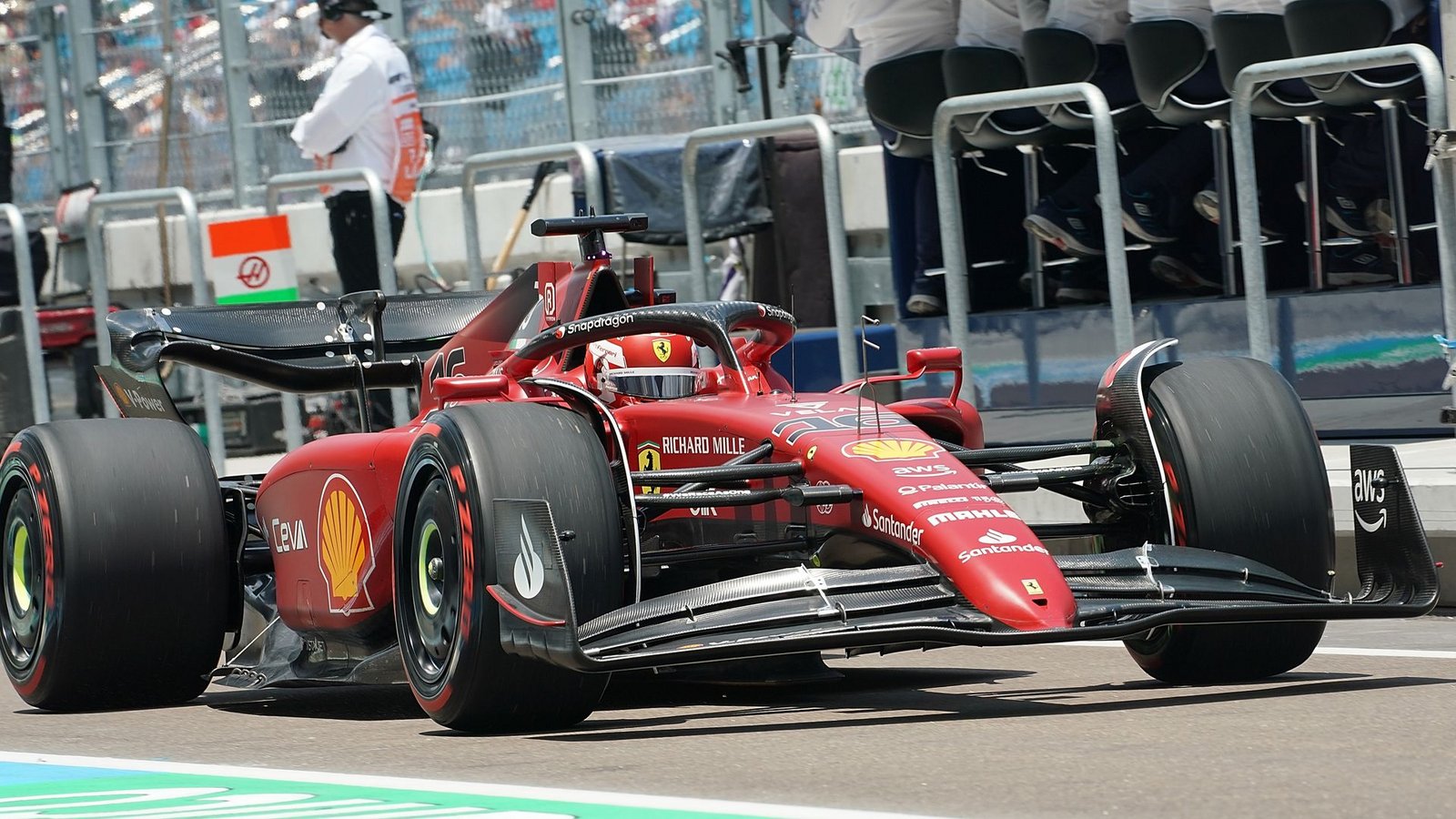 Ferrari-Pilot Charles Leclerc sicherte sich in Miami die Pole Position.Foto: Hasan Bratic/dpa