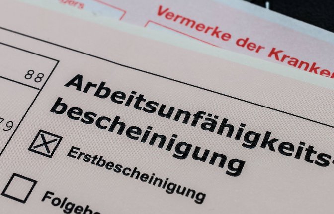 Der Hals kratzt, die Nase ist verstopft. Irgendwie fühlt man sich schlapp. So geht es gerade sehr vielen Menschen in Deutschland. Die Grippewelle hat begonnen und viele melden sich krank.<span class='image-autor'>Foto: Imago/Zoonar</span>