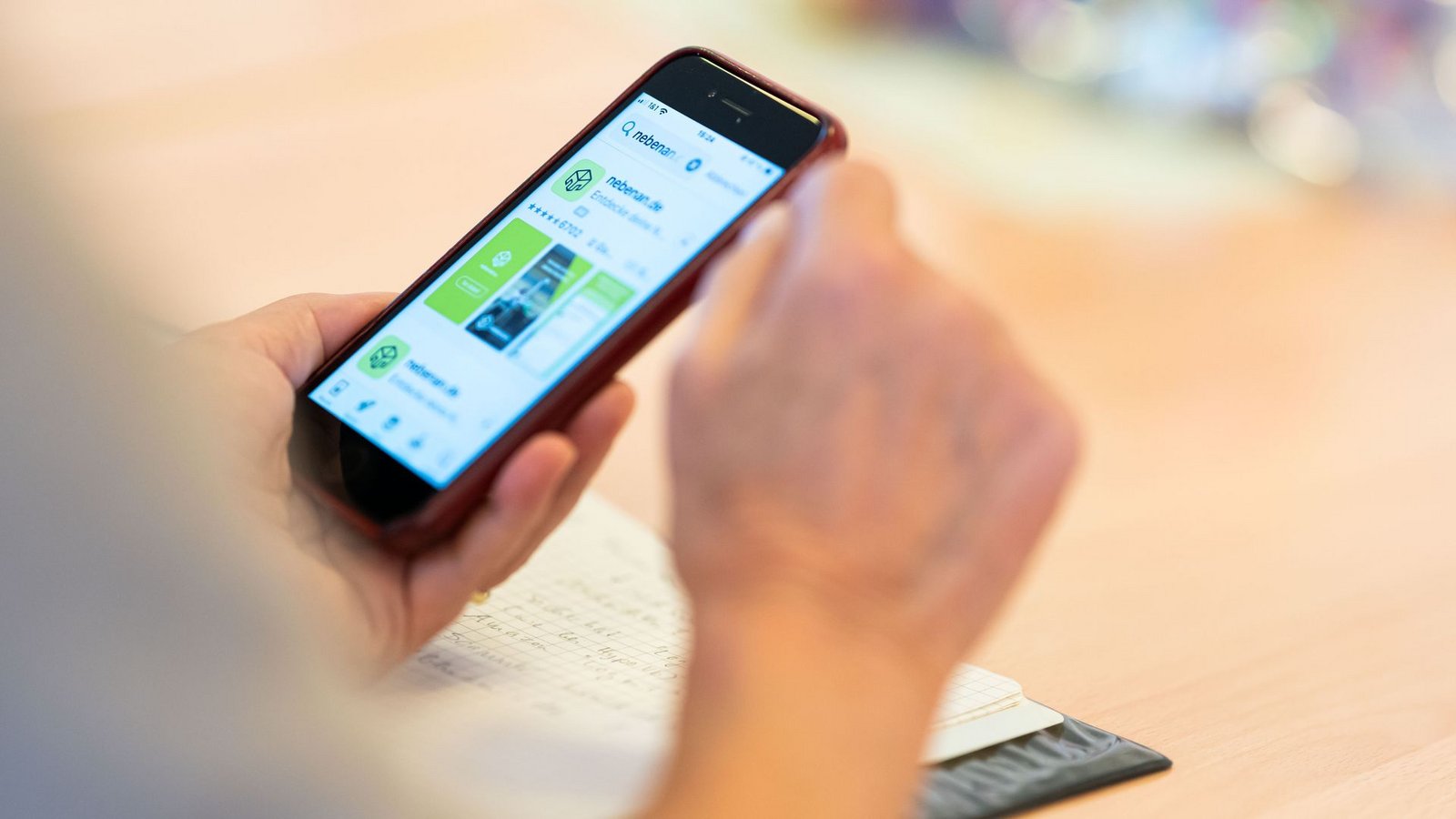 Ein etwas älteres Smartphone-Modell, noch voll funktionsfähig - was passiert damit, wenn die Nutzerin ein neueres Modell bekommt?Foto: Lukas Barth/dpa