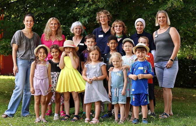 Zeit für Kinder: Kita-Mama Inga Lenz, die städtische Fachbereichsleiterin Martina Köllner, Kita-Leiterin Diana Fiebelkorn, Malteserin Diana Hauser,   die Spielzeit-Betreuerinnen Liane Vollmer und Rihan Helmi sowie Erzieherin Tanja Meier (von links). Zeit für Kinder: Kita-Mama Inga Lenz, die städtische Fachbereichsleiterin Martina Köllner, Kita-Leiterin Diana Fiebelkorn, Malteserin Diana Hauser,   die Spielzeit-Betreuerinnen Liane Vollmer und Rihan Helmi sowie Erzieherin Tanja Meier (von links).<span class='image-autor'>Foto: Christoph Breithaupt/Christoph Breithaupt</span>