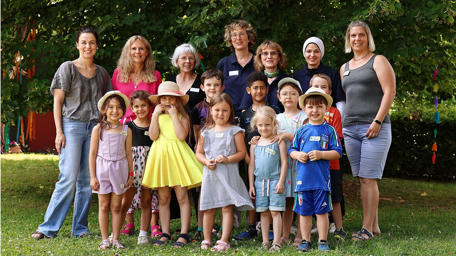Zeit für Kinder: Kita-Mama Inga Lenz, die städtische Fachbereichsleiterin Martina Köllner, Kita-Leiterin Diana Fiebelkorn, Malteserin Diana Hauser, die Spielzeit-Betreuerinnen Liane Vollmer und Rihan Helmi sowie Erzieherin Tanja Meier (von links). Zeit für Kinder: Kita-Mama Inga Lenz, die städtische Fachbereichsleiterin Martina Köllner, Kita-Leiterin Diana Fiebelkorn, Malteserin Diana Hauser, die Spielzeit-Betreuerinnen Liane Vollmer und Rihan Helmi sowie Erzieherin Tanja Meier (von links).Foto: Christoph Breithaupt/Christoph Breithaupt Zeit für Kinder: Kita-Mama Inga Lenz, die städtische Fachbereichsleiterin Martina Köllner, Kita-Leiterin Diana Fiebelkorn, Malteserin Diana Hauser, die Spielzeit-Betreuerinnen Liane Vollmer und Rihan Helmi sowie Erzieherin Tanja Meier (von links). Zeit für Kinder: Kita-Mama Inga Lenz, die städtische Fachbereichsleiterin Martina Köllner, Kita-Leiterin Diana Fiebelkorn, Malteserin Diana Hauser, die Spielzeit-Betreuerinnen Liane Vollmer und Rihan Helmi sowie Erzieherin Tanja Meier (von links).Foto: Christoph Breithaupt/Christoph Breithaupt