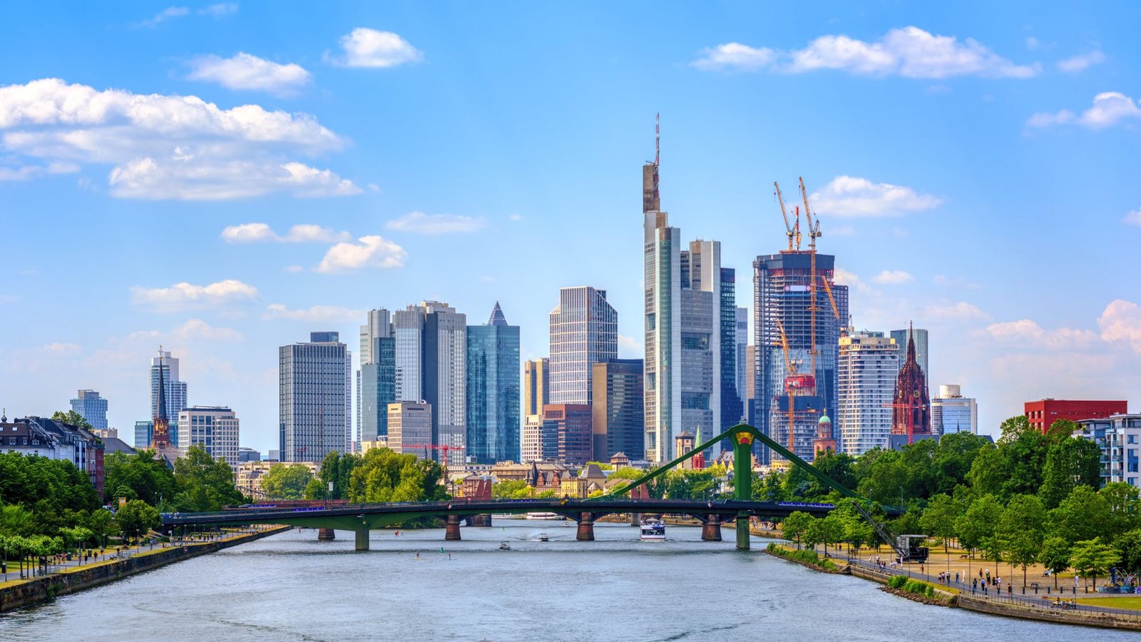 Wolkenkratzer über Wolkenkratzer: Die Skyline in Frankfurt am Main.Foto: Boris Stroujko / shutterstock.com Wolkenkratzer über Wolkenkratzer: Die Skyline in Frankfurt am Main.Foto: Boris Stroujko / shutterstock.com