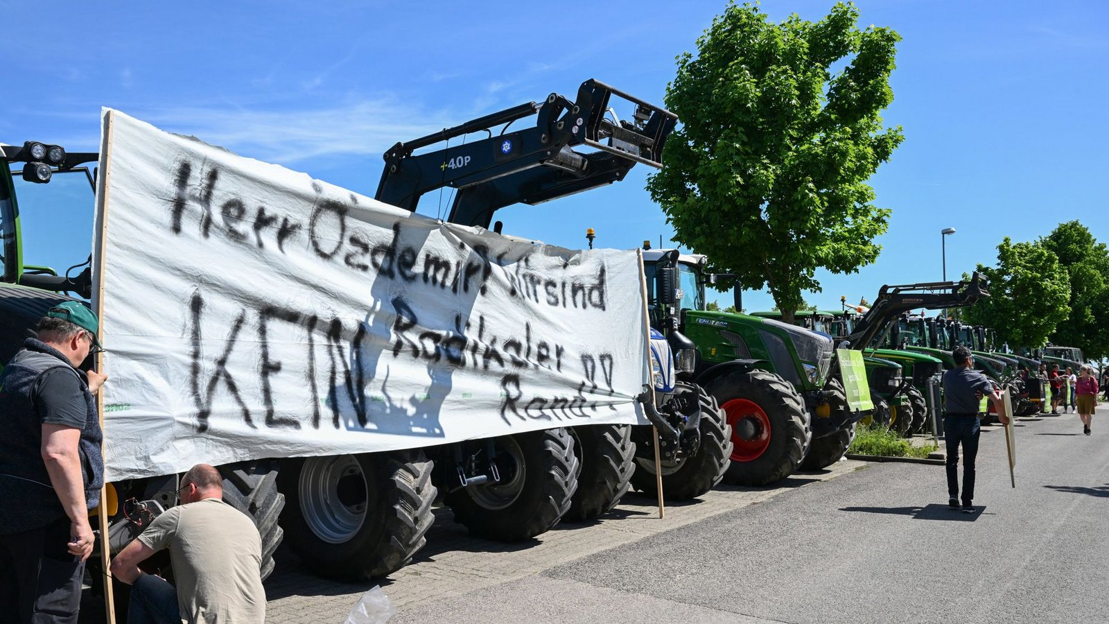 Die Landwirte wollen ihre Sorgen zum Ausdruck bringen und haben in Hohenheim demonstrieren, allerdings ohne den Minister zu treffen.Foto: dpa/Bernd Weißbrod