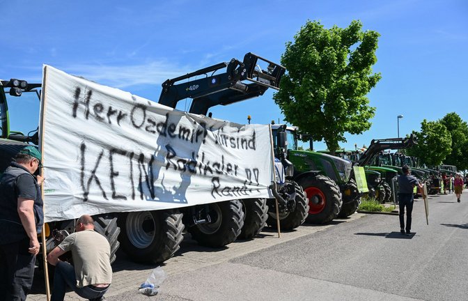 Die Landwirte wollen ihre Sorgen zum Ausdruck bringen und haben in Hohenheim demonstrieren, allerdings ohne den Minister zu treffen.<span class='image-autor'>Foto: dpa/Bernd Weißbrod</span>