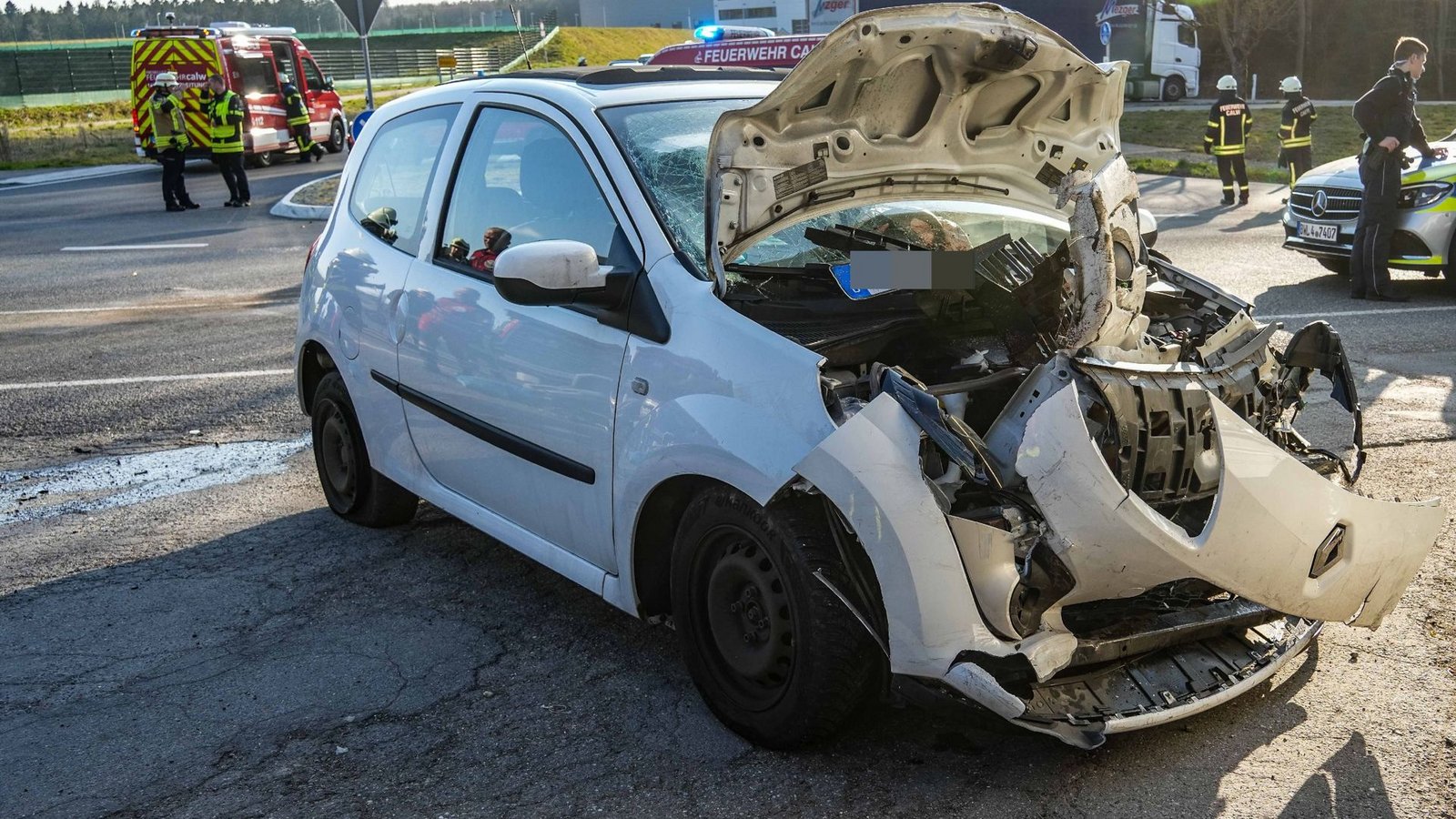Ein Mercedes nahm laut Polizei einem Twingo im Kreuzungsbereich offenbar die Vorfahrt.Foto: SDMG/Dettenmeyer Ein Mercedes nahm laut Polizei einem Twingo im Kreuzungsbereich offenbar die Vorfahrt.Foto: SDMG/Dettenmeyer