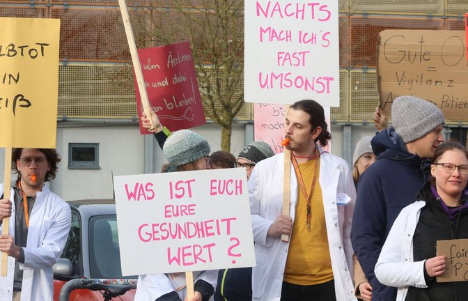 Ärztinnen und Ärzte demonstrieren im Januar 2024 in Rostock. Ärzteverbände aus Baden-Württemberg haben Proteste zum Auftakt des 128. Deutschen Ärztetags  angekündigt (Archivfoto).<span class='image-autor'>Foto: IMAGO/BildFunkMV/IMAGO</span>