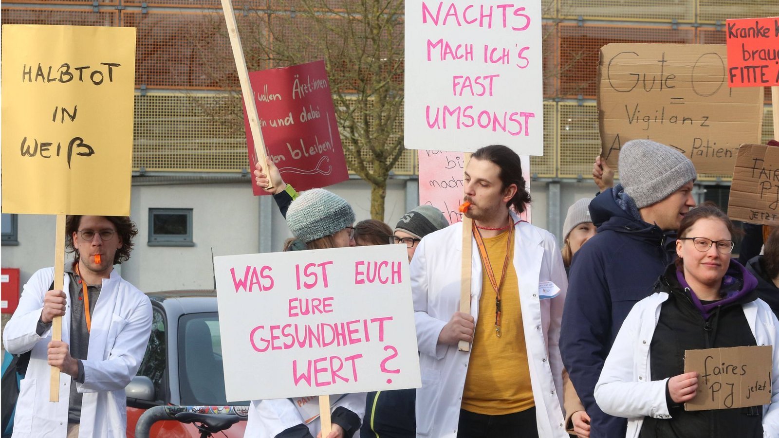 Ärztinnen und Ärzte demonstrieren im Januar 2024 in Rostock. Ärzteverbände aus Baden-Württemberg haben Proteste zum Auftakt des 128. Deutschen Ärztetags  angekündigt (Archivfoto).Foto: IMAGO/BildFunkMV/IMAGO