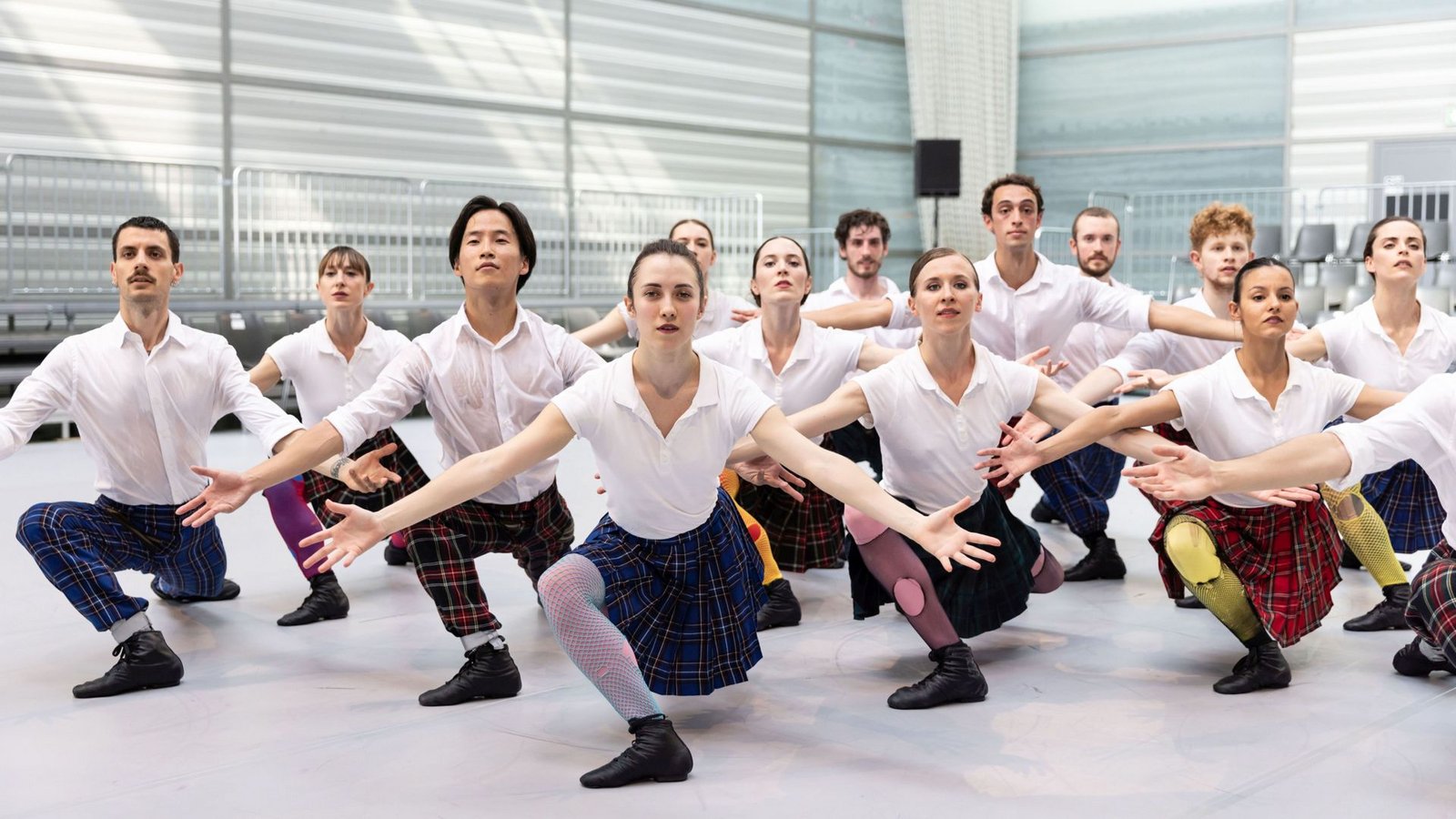 Auf Vorschlag von Grünen und CDU soll im Kulturbereich vor allem bei den Festivals gespart werden – auch das Colours-Tanzfestival wäre betroffen (im Bild eine Szene aus der Gauthier-Dance-Festival-Produktion „Kamuyot“)Foto: Jeanette Bak Auf Vorschlag von Grünen und CDU soll im Kulturbereich vor allem bei den Festivals gespart werden – auch das Colours-Tanzfestival wäre betroffen (im Bild eine Szene aus der Gauthier-Dance-Festival-Produktion „Kamuyot“)Foto: Jeanette Bak