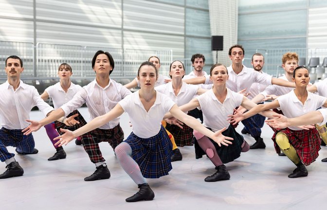 Auf Vorschlag von  Grünen und CDU soll im Kulturbereich vor allem bei den Festivals gespart werden – auch das Colours-Tanzfestival wäre betroffen (im Bild eine Szene aus der Gauthier-Dance-Festival-Produktion „Kamuyot“)<span class='image-autor'>Foto: Jeanette Bak</span>