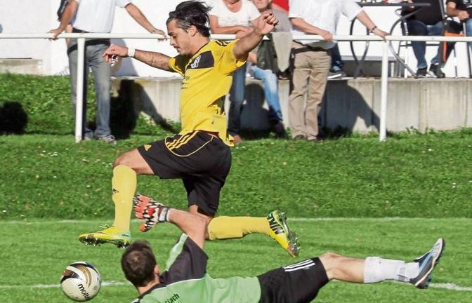 Einmal konnte Oberriexingens Benjamin Langhans (oben) Häfnerhaslachs Torwart Marc Sladkowski zum zwischenzeitlichen 1:1 überwinden. Am Ende gewannen aber die Gäste mit 4:1. Foto: Bürkle