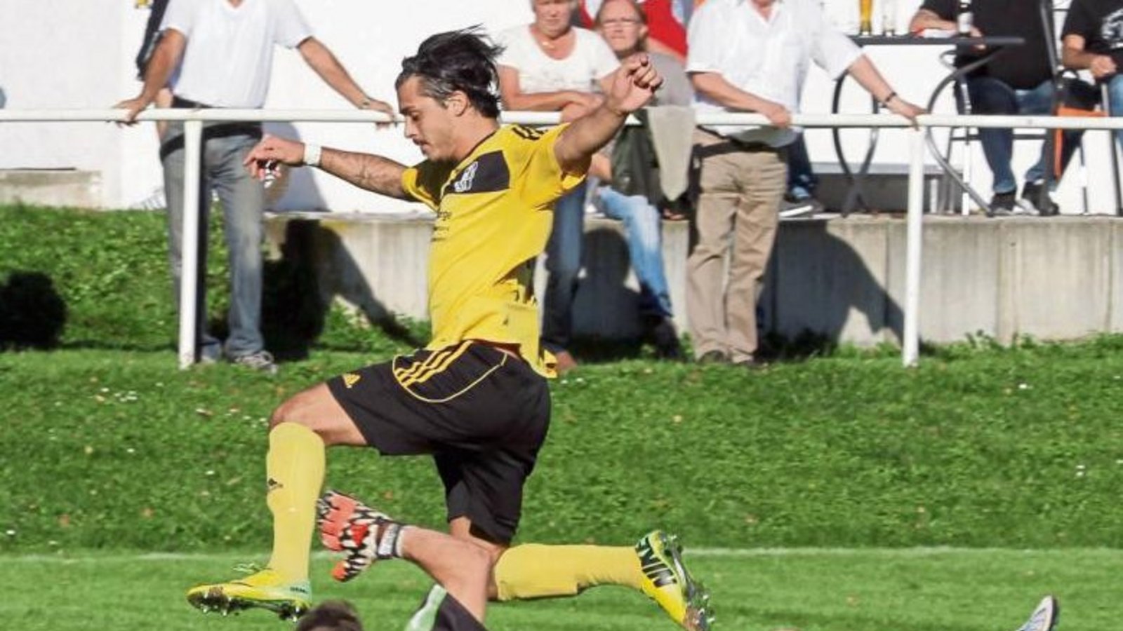 Einmal konnte Oberriexingens Benjamin Langhans (oben) Häfnerhaslachs Torwart Marc Sladkowski zum zwischenzeitlichen 1:1 überwinden. Am Ende gewannen aber die Gäste mit 4:1. Foto: Bürkle Einmal konnte Oberriexingens Benjamin Langhans (oben) Häfnerhaslachs Torwart Marc Sladkowski zum zwischenzeitlichen 1:1 überwinden. Am Ende gewannen aber die Gäste mit 4:1. Foto: Bürkle