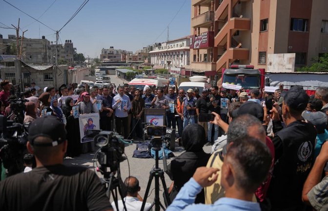 Journalisten und Angehörige versammeln sich, um des ersten Jahrestags der Ermordung der Journalisten Mariam Dagga und Hussam al-Masri zu gedenken, die zu den Opfern eines israelischen Angriffs auf das Nasser-Krankenhaus am 25. August 2025 gehörten (Archivfoto).<span class='image-autor'>Abdel Kareem Hana/AP/dpa</span>