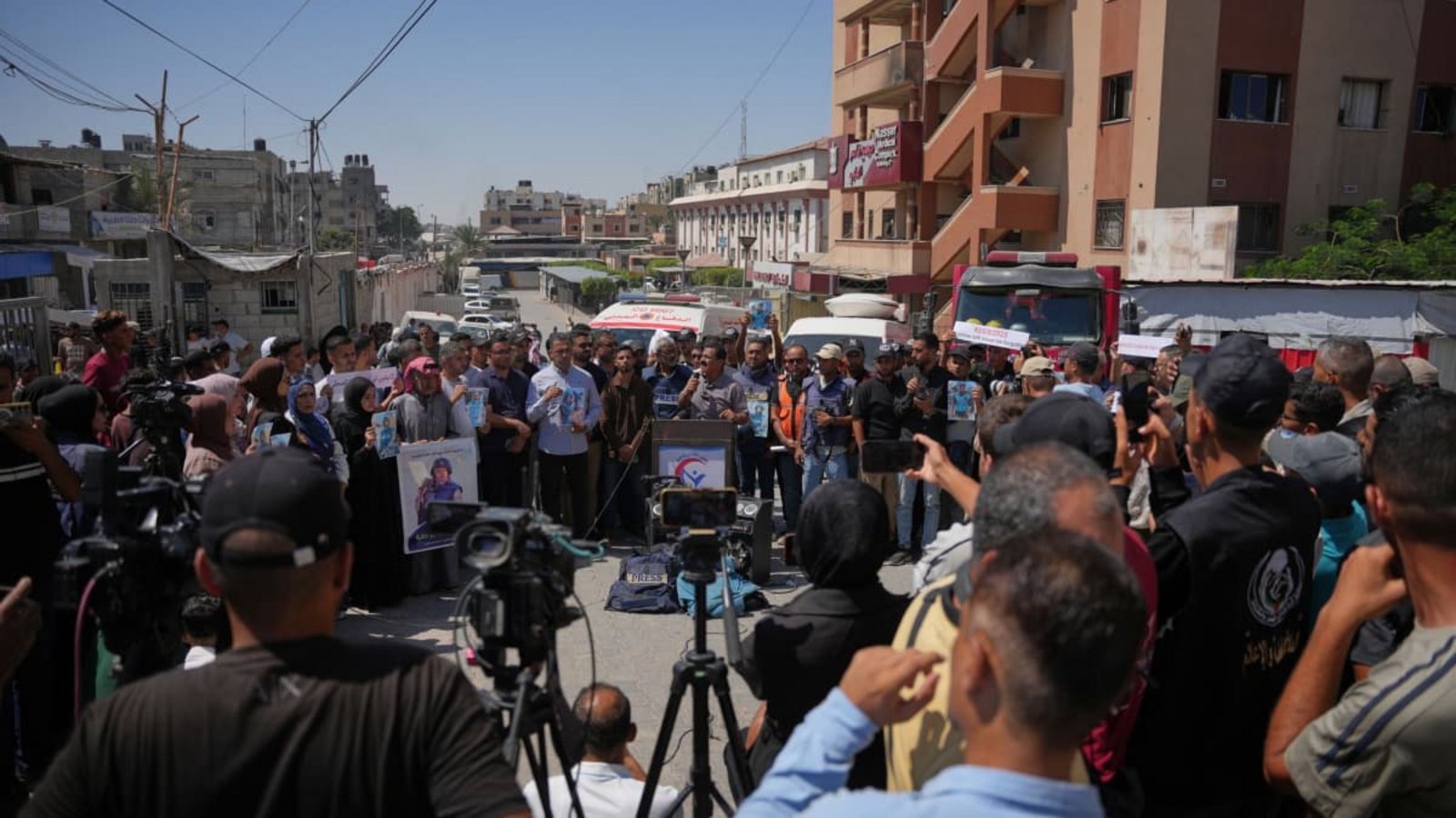 Journalisten und Angehörige versammeln sich, um des ersten Jahrestags der Ermordung der Journalisten Mariam Dagga und Hussam al-Masri zu gedenken, die zu den Opfern eines israelischen Angriffs auf das Nasser-Krankenhaus am 25. August 2025 gehörten (Archivfoto).Abdel Kareem Hana/AP/dpa Journalisten und Angehörige versammeln sich, um des ersten Jahrestags der Ermordung der Journalisten Mariam Dagga und Hussam al-Masri zu gedenken, die zu den Opfern eines israelischen Angriffs auf das Nasser-Krankenhaus am 25. August 2025 gehörten (Archivfoto).Abdel Kareem Hana/AP/dpa