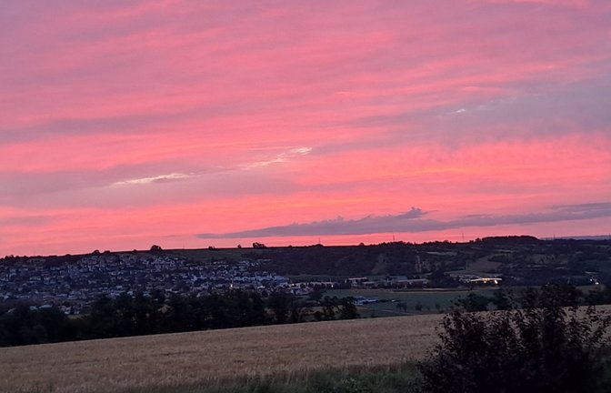 So schön kann ein Tag beginnen: Mit „Morgenrot – Schönwetterbrot“ hat unser Leser Alfons Kirsch aus Aurich sein Foto kommentiert.