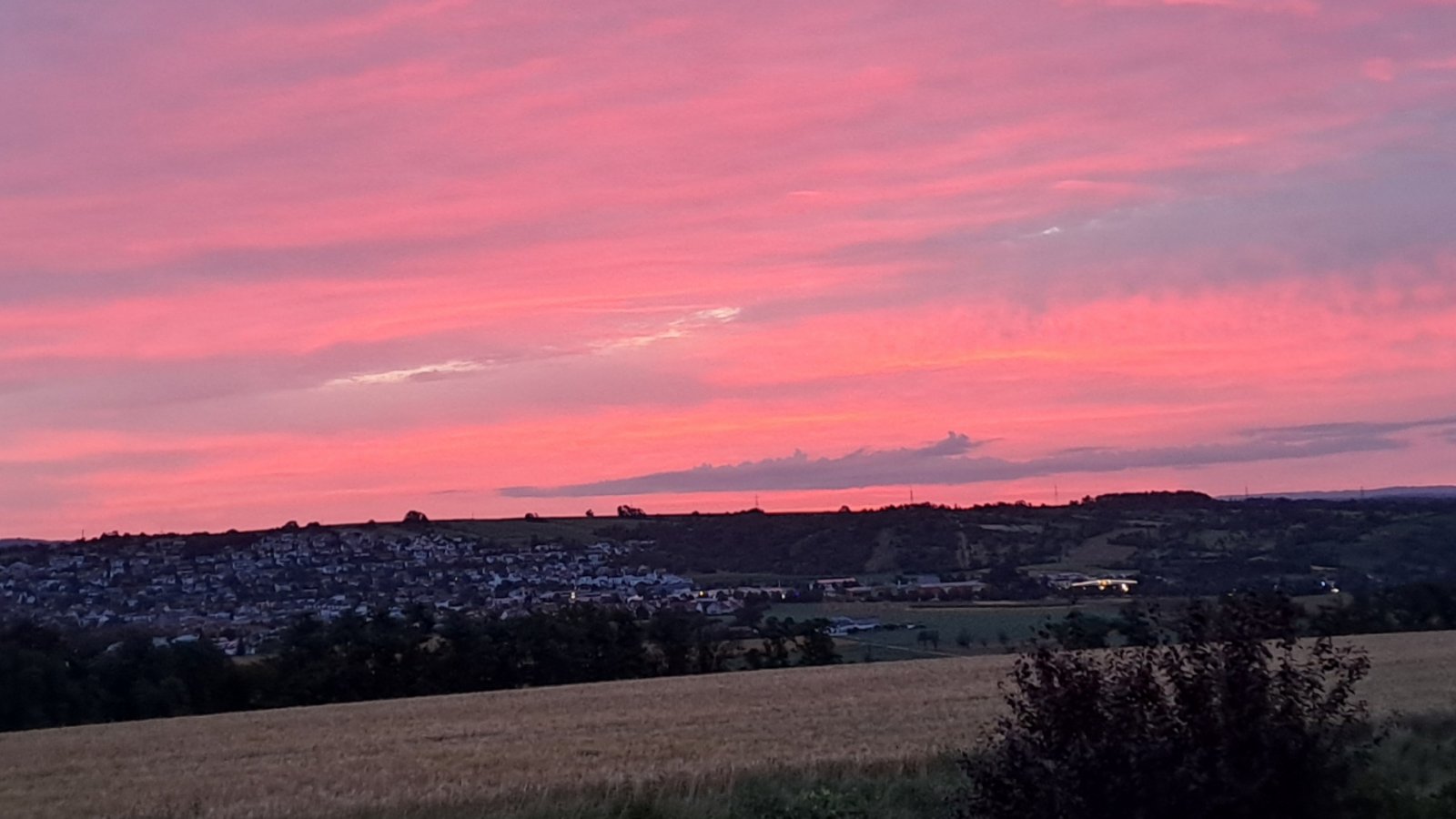 So schön kann ein Tag beginnen: Mit „Morgenrot – Schönwetterbrot“ hat unser Leser Alfons Kirsch aus Aurich sein Foto kommentiert.