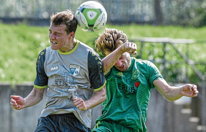 Gegen den SV Iptingen hatten Tim Zipperle (links, gegen Max Weeber) und die SGM keine Chance. Jetzt müssen sie nach Hohenhaslach. Foto: Leitner
