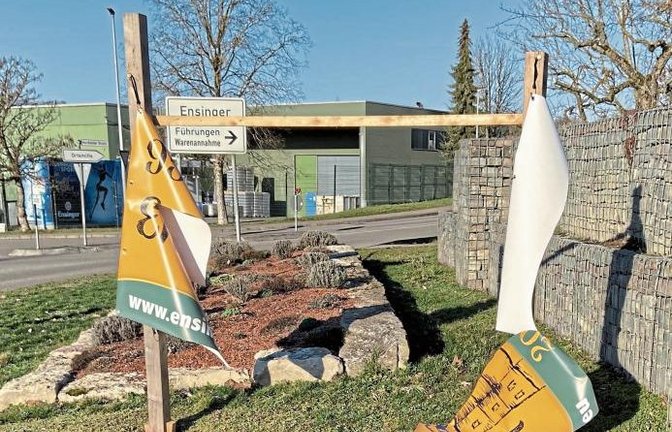 „Diesmal nicht gestohlen, sondern zerstört“, schreibt Ensingens Ortsvorsteher Gerhard Ciapura zu seinen Fotos. Dieser sinnlose Vandalismus mache wütend, fügt er an. Die Jubiläumsschilder an den Ortseingängen Ensingens seien von Horrheim kommend, von Klein