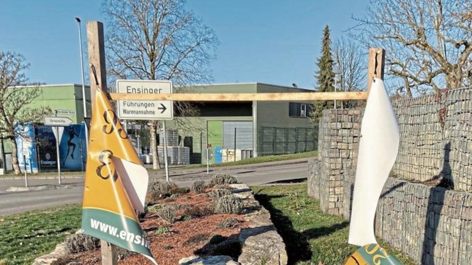 „Diesmal nicht gestohlen, sondern zerstört“, schreibt Ensingens Ortsvorsteher Gerhard Ciapura zu seinen Fotos. Dieser sinnlose Vandalismus mache wütend, fügt er an. Die Jubiläumsschilder an den Ortseingängen Ensingens seien von Horrheim kommend, von Klein
