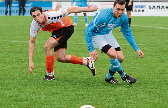 Der Nussdorfer Markus Grözinger (rechts) und sein Iptinger Kontrahent Benjamin Rapp können nur dem Ball hinterherschauen. Foto: Leitner