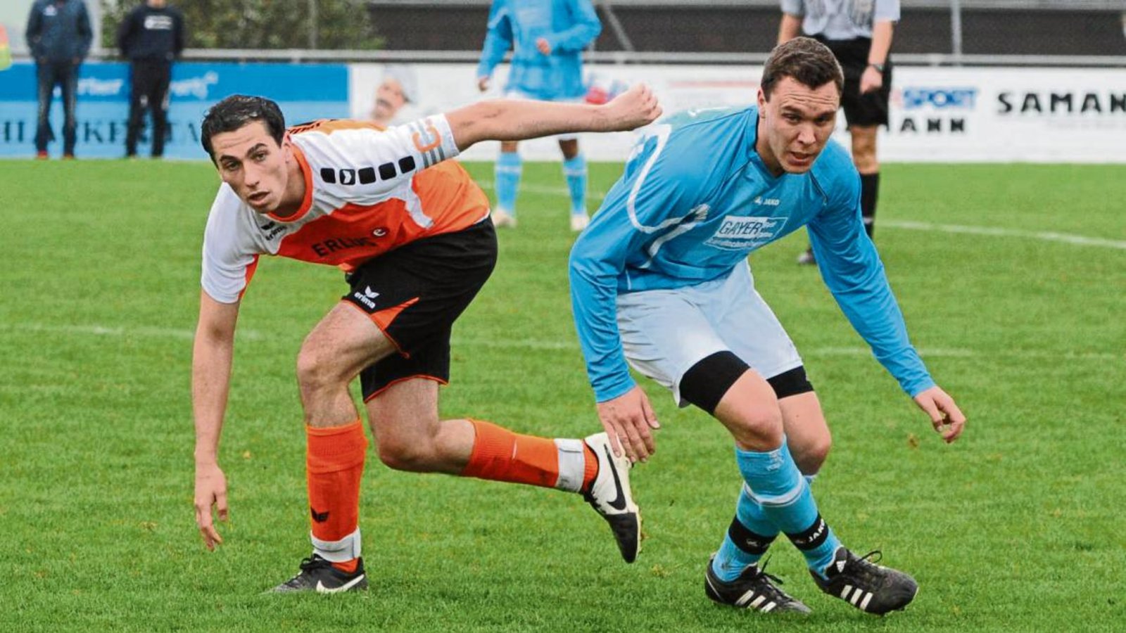 Der Nussdorfer Markus Grözinger (rechts) und sein Iptinger Kontrahent Benjamin Rapp können nur dem Ball hinterherschauen. Foto: Leitner Der Nussdorfer Markus Grözinger (rechts) und sein Iptinger Kontrahent Benjamin Rapp können nur dem Ball hinterherschauen. Foto: Leitner