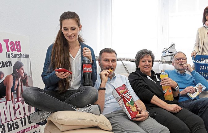 Auf der Couch rumhängen ist für (von links) Nina Kern von der Sportschule Frech, Rolf Gentner von der AOK, Brigitte Riede vom Kaufhaus Intersport Sämann, Helmut Schürmann von der VKZ und Petra Frech von der Sportschule Frech nur selten eine Option. Foto: Küppers