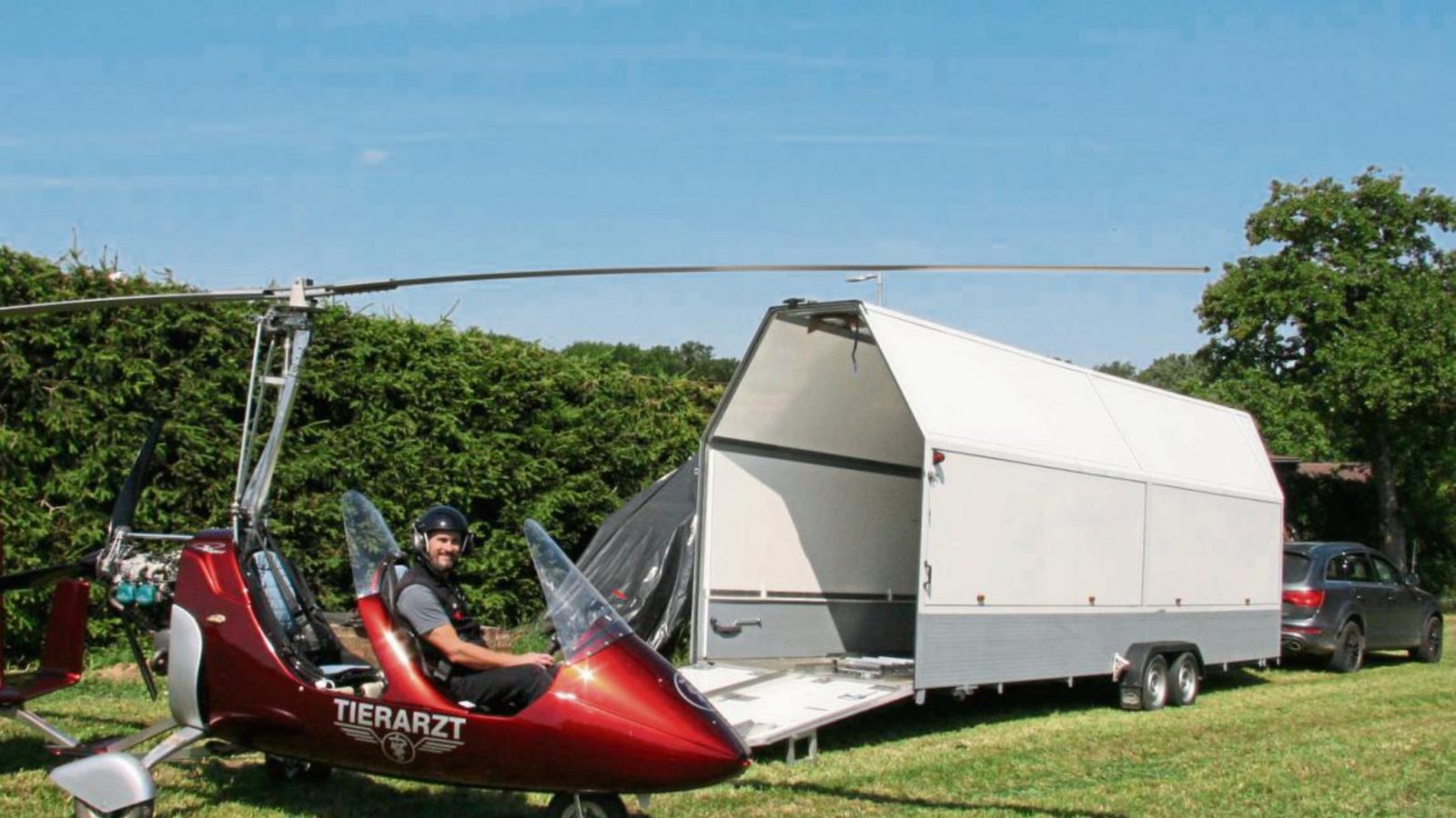 Mit dem Tragschrauber steuert Tierarzt Kappelmann seine Patienten an. Fotos: Rücker Mit dem Tragschrauber steuert Tierarzt Kappelmann seine Patienten an. Fotos: Rücker