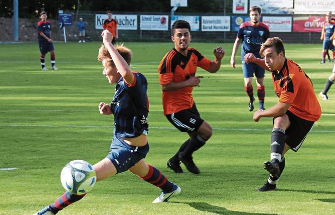 Kleinglattbach in Orange gewinnt das Auftaktspiel gegen Roßwag/Mühlhausen 4:0.  Foto: Küppers
