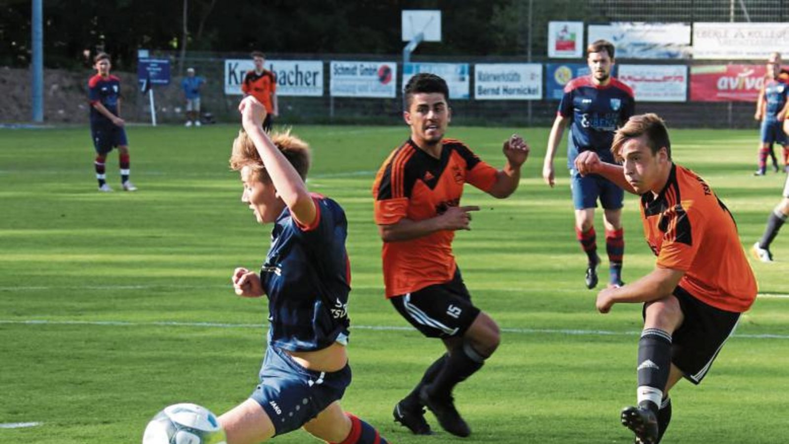 Kleinglattbach in Orange gewinnt das Auftaktspiel gegen Roßwag/Mühlhausen 4:0.  Foto: Küppers